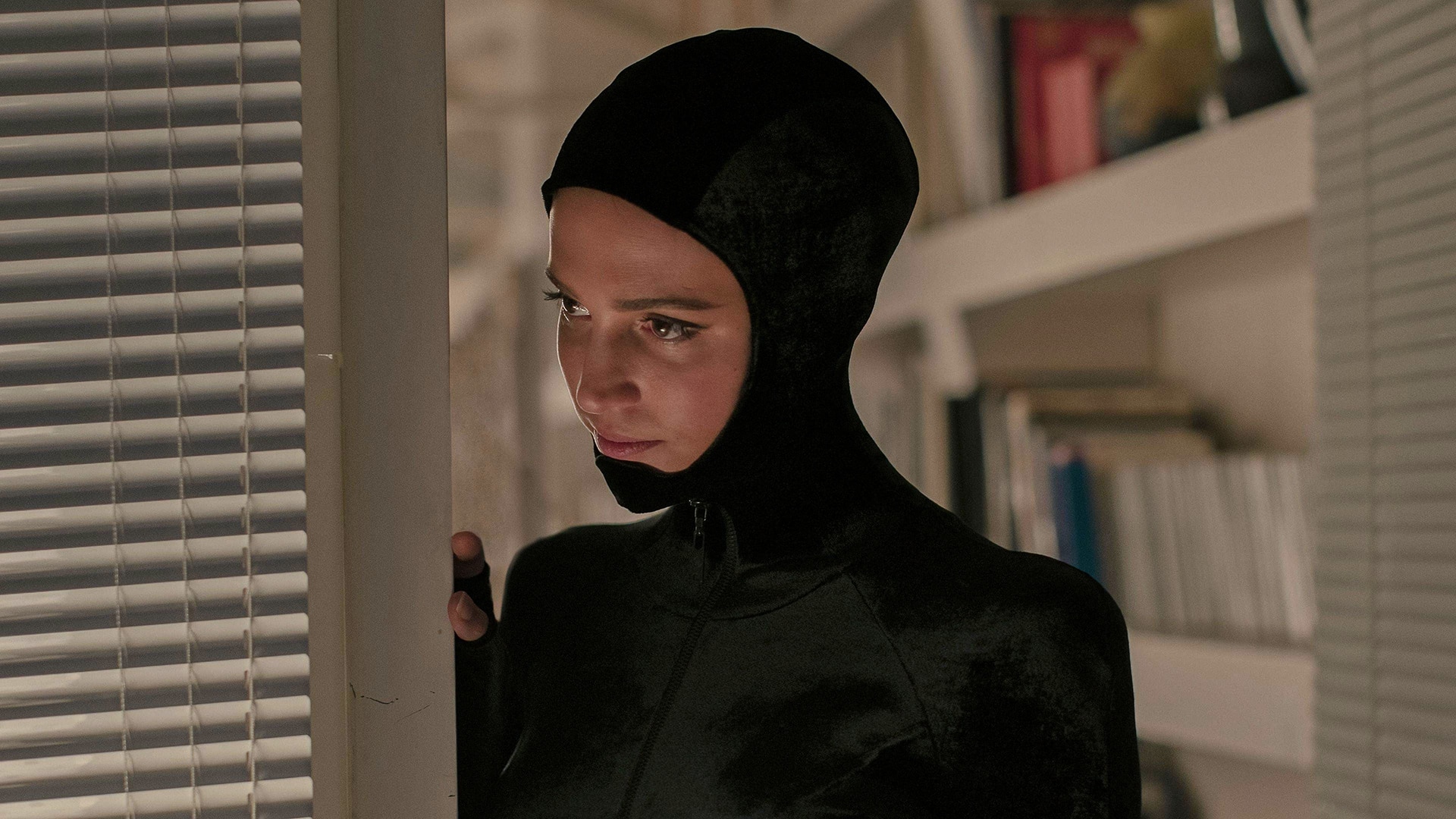 Irma Vep Season 1 Review - An inconsistent and self-indulgent series